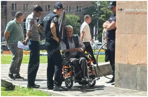 83-ամյա քաղաքացին Երևանի քաղաքապետարանի դիմաց սպшռնում է ինքնաhրկիզվել